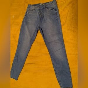Light blue wash high waisted jeans with 4 buttons no zipper. US: 10-12
